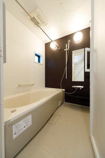 壁の一部を黒にすることでデザイン性がありながらもシンプルなバスルーム