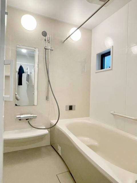 一日の疲れを癒すお風呂は、一坪タイプでゆっくり入れます。5時間たっても2.5℃以内の湯温低下の浴槽です。いつでもあったかエコ仕様で排水溝もお手入れしやすく、お掃除の手間を軽減します。