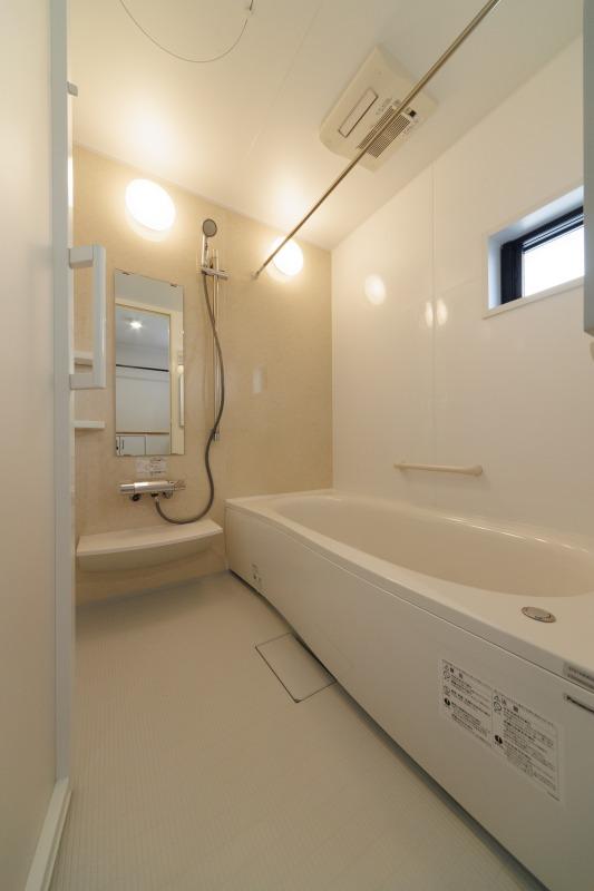 浴室はホワイトでまとめた清潔感のある仕様となっております