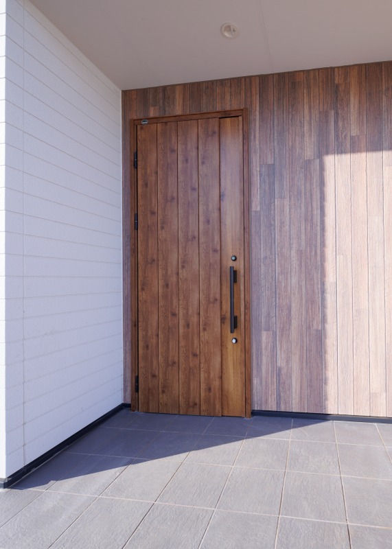 木材の温かみがある玄関ドア